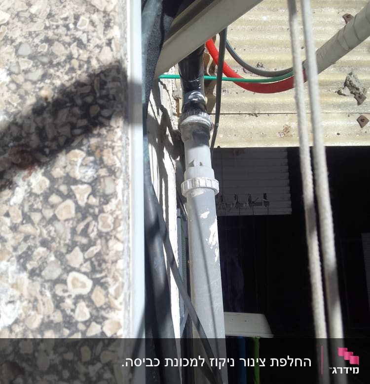 צינורות מים מחוברים עם מחבר פלסטיק